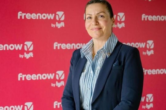 Freenow by Lyft: Η ιστορία της Χριστίνας από τη Χερσόνησο που «σπάει» τα στερεότυπα στον κλάδο του ταξί